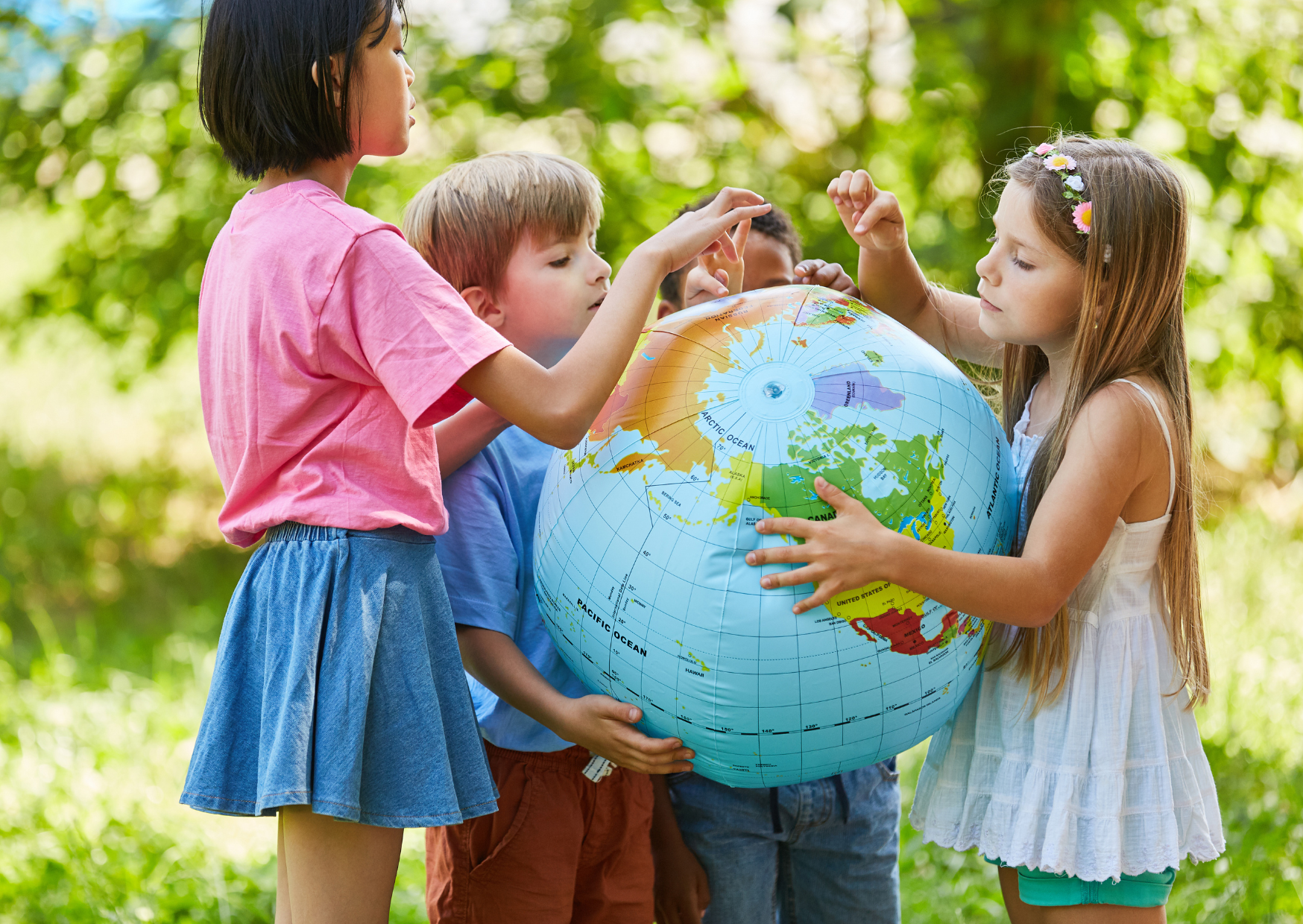 Drie kinderen met een wereldbol